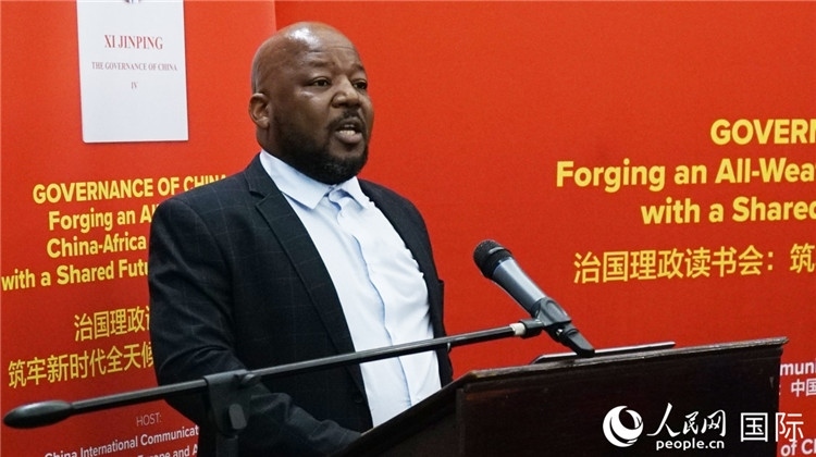 南非國家行政學(xué)院國際關(guān)系和伙伴部主任邦加迪·瑪伊麥勒在讀書會上發(fā)言。人民網(wǎng) 劉暢攝