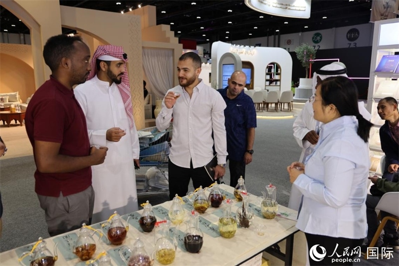 在“閱讀中國”館，當?shù)刈x者通過品味中國茶，了解中國文化。人民網記者 張志文攝