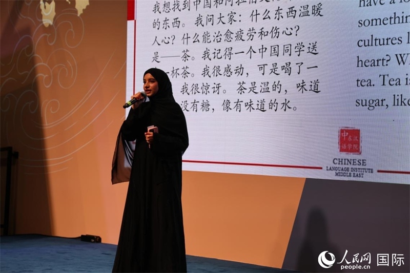 第四屆“阿聯(lián)酋眼中的中國”中文比賽上，一位阿聯(lián)酋漢語學習者與觀眾分享對中國茶文化的思考。人民網記者 張志文攝
