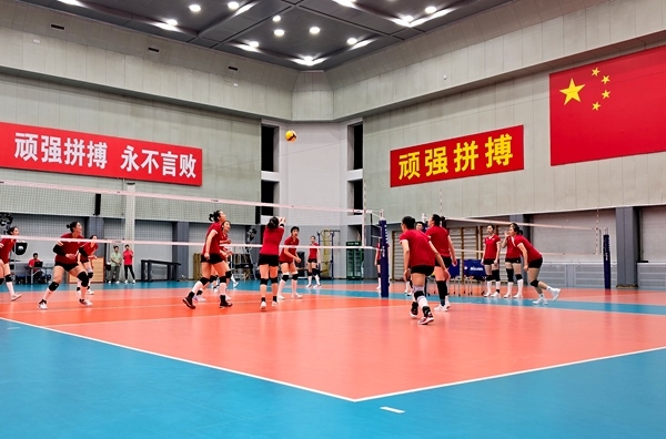 4月28日，中國女排在主教練趙勇的帶領(lǐng)下進行訓(xùn)練。人民網(wǎng)記者 胡雪蓉攝