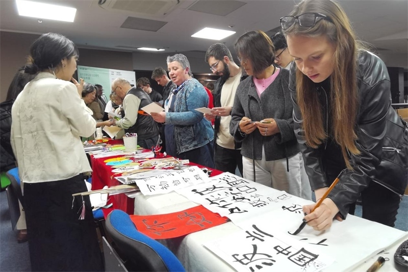 現(xiàn)場(chǎng)來賓體驗(yàn)中國(guó)傳統(tǒng)文化。中國(guó)駐波蘭大使館供圖。