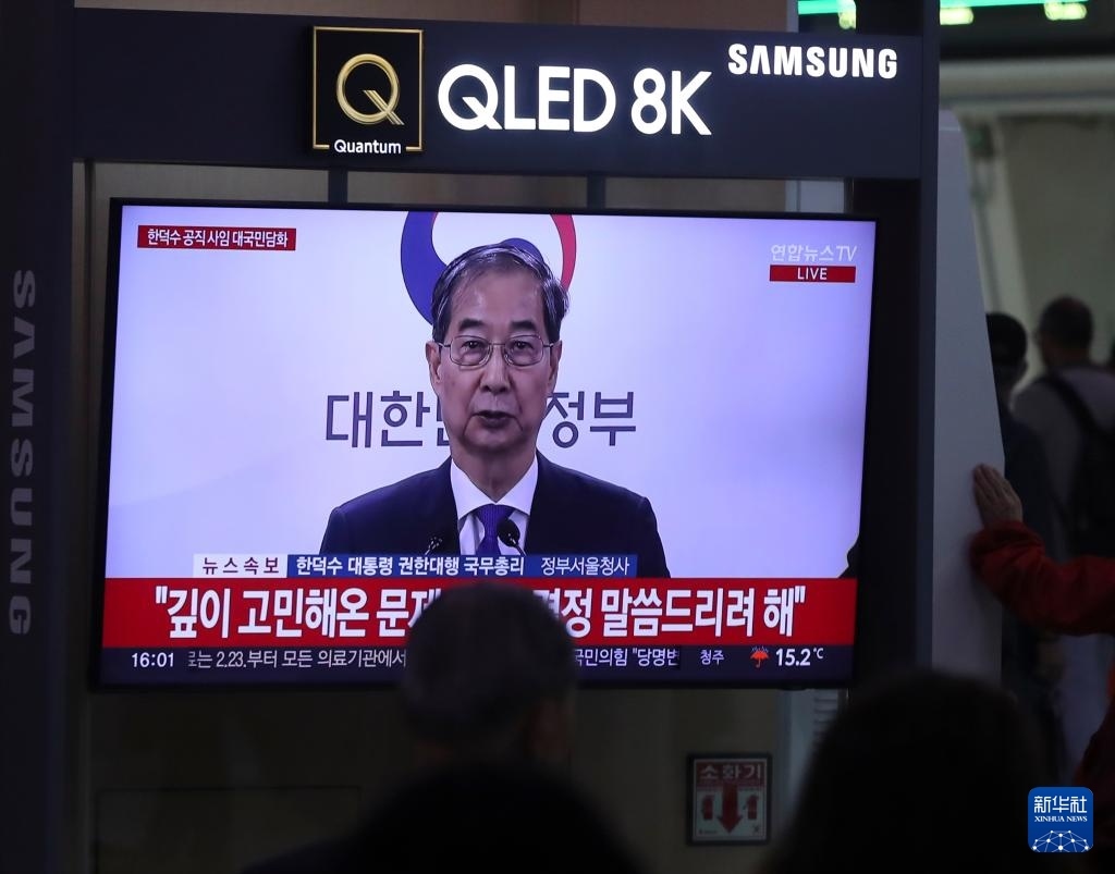 5月1日，在韓國首爾火車站，民眾觀看韓德洙辭職的新聞。新華社記者 姚琪琳 攝