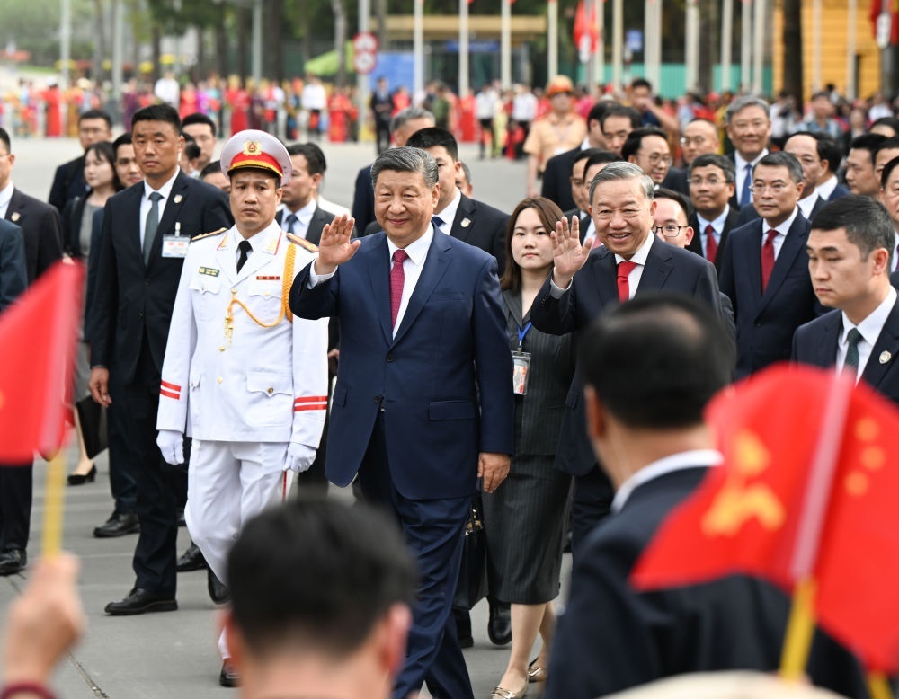 4月14日，中共中央總書記、國家主席習近平抵達河內(nèi)對越南進行國事訪問。當日下午，越共中央總書記蘇林為習近平舉行隆重歡迎儀式。這是歡迎儀式后，習近平和蘇林一同步行前往越共中央駐地舉行會談時，向歡迎人群揮手致意。新華社記者 張領(lǐng) 攝