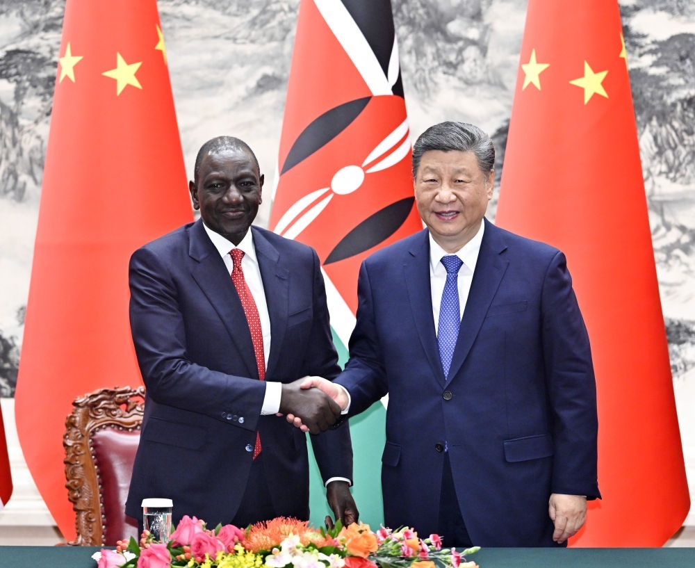 4月24日上午，國家主席習近平在北京人民大會堂同來華進行國事訪問的肯尼亞總統(tǒng)魯托舉行會談。這是習近平同魯托握手。新華社記者 岳月偉 攝