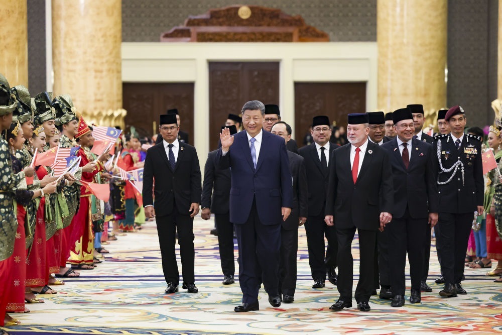 4月16日上午，馬來西亞最高元首易卜拉欣在馬來西亞國家王宮同中國國家主席習近平舉行會見。會見后，習近平出席易卜拉欣舉行的歡迎宴會。這是習近平向歡迎人群揮手致意。新華社記者 黃敬文 攝