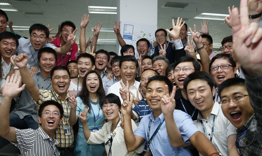 2013年8月29日，習近平總書記在東軟集團（大連）有限公司同年輕員工親切合影。新華社記者 鞠鵬 攝