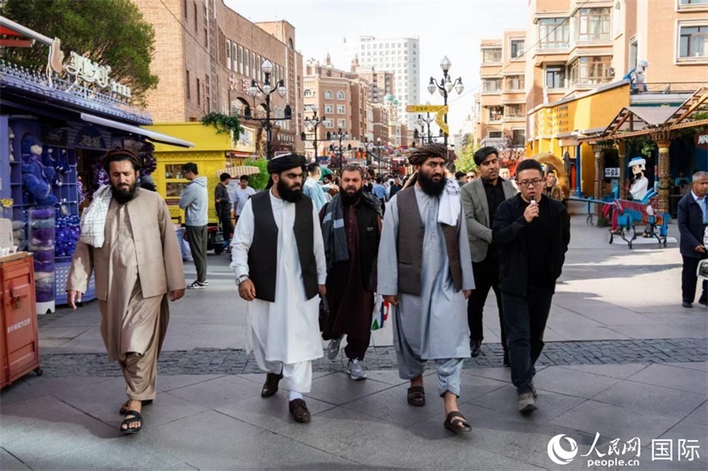 代表團(tuán)在新疆國際大巴扎參觀。人民網(wǎng)記者 章凱風(fēng)攝