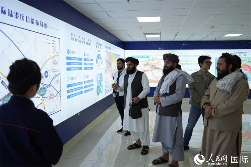 代表團(tuán)在烏魯木齊國際陸港區(qū)參觀。人民網(wǎng)記者 章凱風(fēng)攝