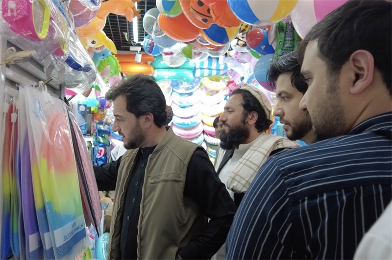 代表團(tuán)在義烏國際商貿(mào)城參觀。CGTN記者 楊剛攝