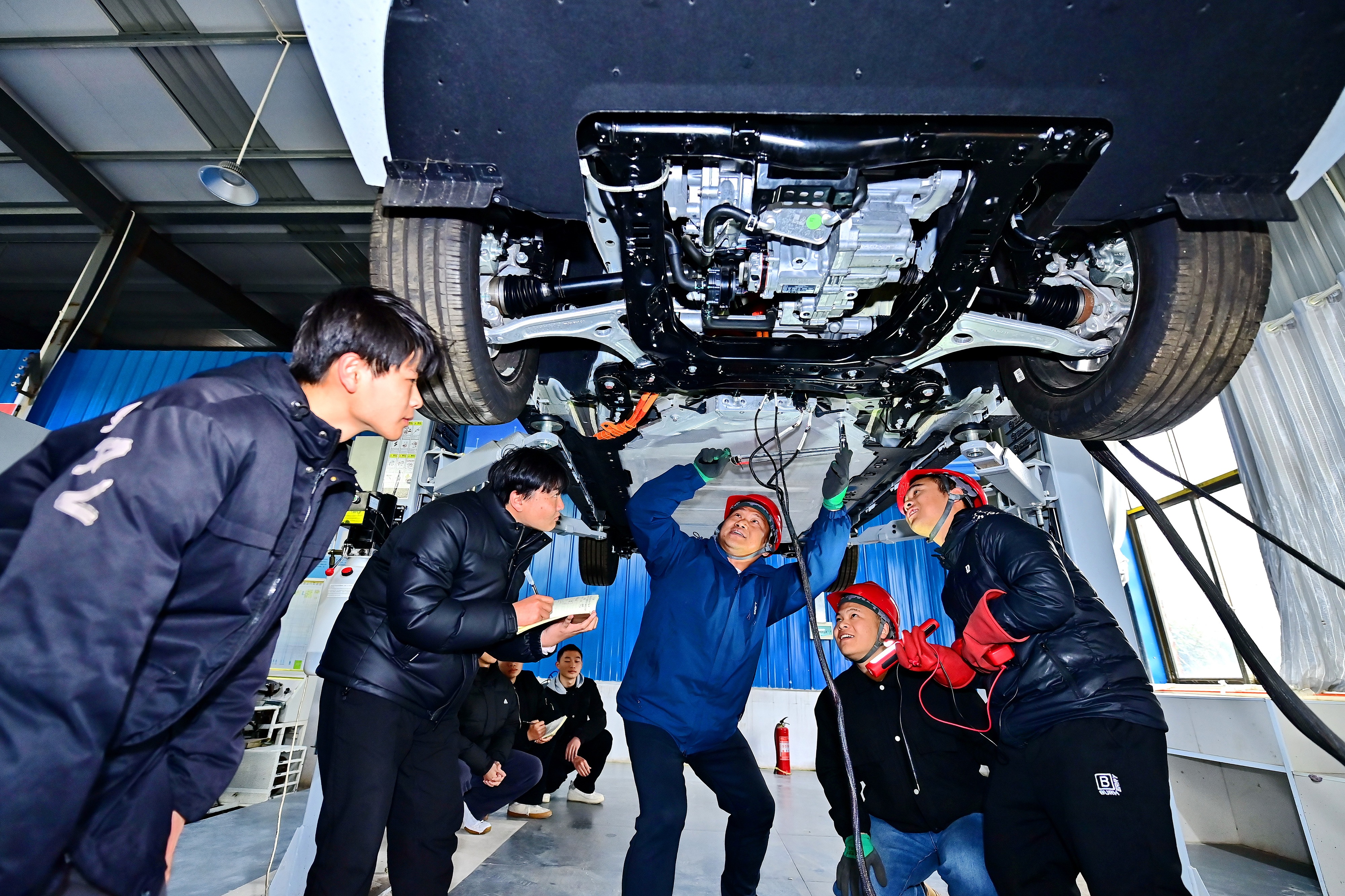 2025年2月，江西省宜春市，豐城市的一所技工學(xué)校實(shí)訓(xùn)基地內(nèi)，新能源汽車(chē)運(yùn)維專(zhuān)業(yè)學(xué)生在老師的指導(dǎo)下學(xué)習(xí)新能源汽車(chē)電池包檢修技術(shù)。