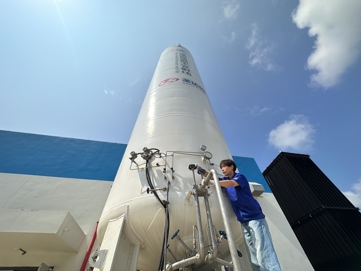 陳恩偉在海南商業(yè)航天發(fā)射場技術(shù)區(qū)罐區(qū)進行液氮轉(zhuǎn)注前準備。新華社記者 陳凱姿 攝