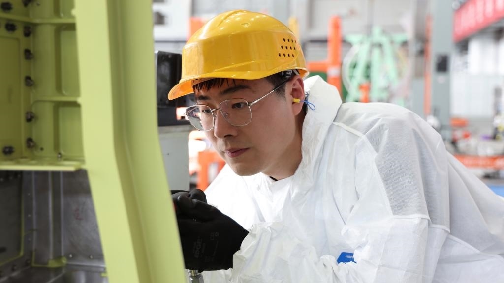 在中國航空工業(yè)集團成飛車間內(nèi)，飛機鉚裝鉗工首席操作技師馮攀龍正在工作。（新華社發(fā)）