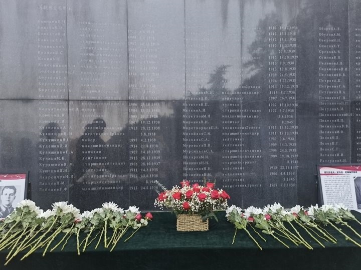 在南京抗日航空烈士紀(jì)念館鐫刻有蘇聯(lián)籍抗日航空英烈名錄的紀(jì)念碑前，擺放著人們獻(xiàn)上的鮮花（2024年11月22日攝）。新華社記者 邱冰清 攝