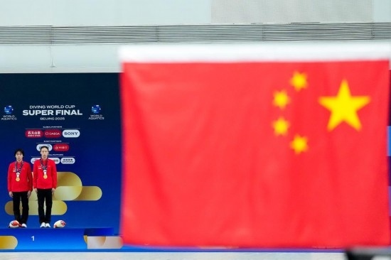 5月2日，獲得2025年跳水世界杯總決賽女子雙人10米臺(tái)冠軍的中國(guó)組合陳芋汐（右）/全紅嬋在頒獎(jiǎng)儀式上。新華社記者 鞠煥宗 攝