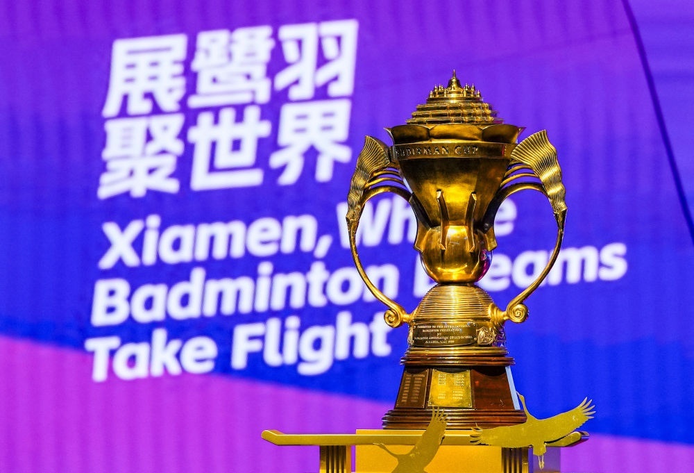 這是5月4日在決賽前拍攝的蘇迪曼獎杯。新華社記者 孫非 攝