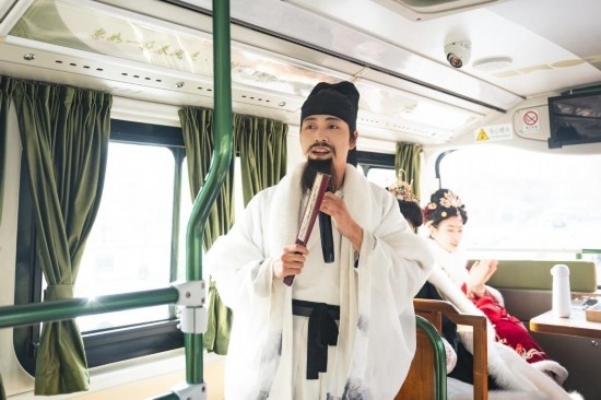 身著古裝的“伴游”在“長安尋夢”主題觀光車上為游客講解。（受訪者供圖）