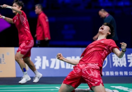 5月3日，中國隊組合馮彥哲（右）/黃東萍在半決賽混雙比賽后慶祝。新華社記者 孫非 攝