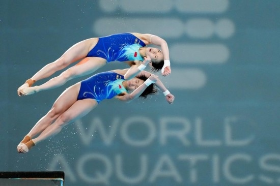 5月2日，陳芋汐（上）/全紅嬋在比賽中。新華社記者 鞠煥宗 攝