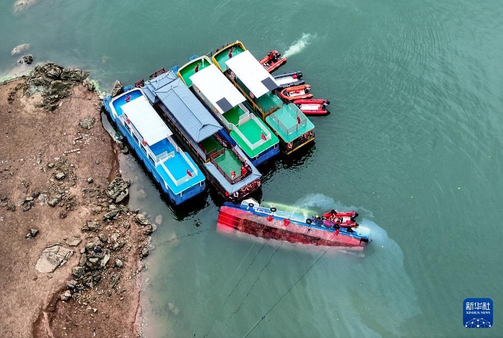 5月5日，救援人員在對傾覆船只進行搜救（無人機照片）。新華社記者 劉續(xù) 攝