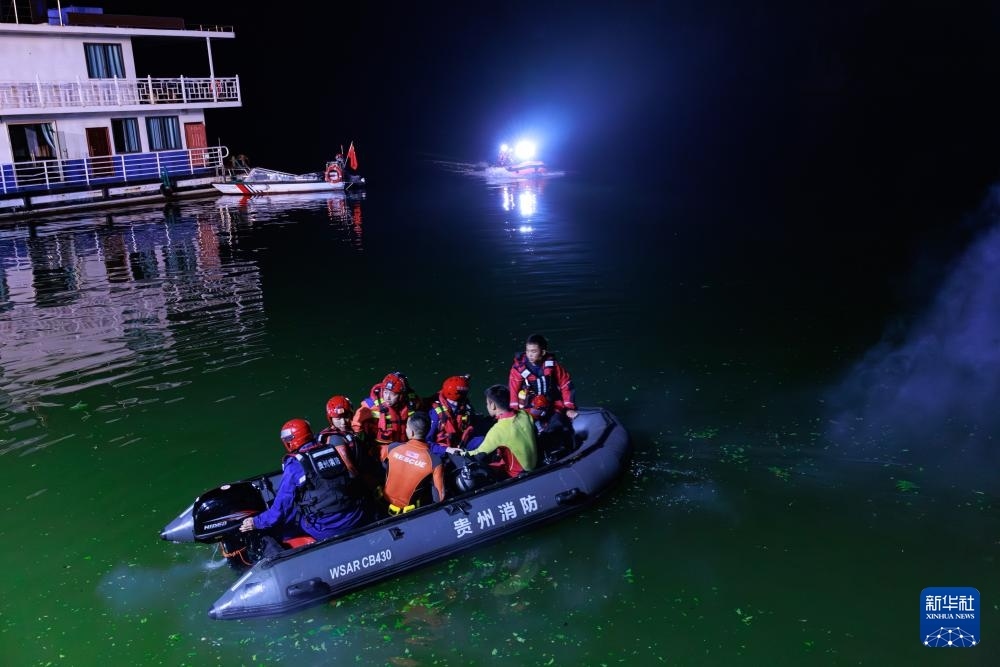5月5日，救援人員在進行搜救。新華社記者 劉續(xù) 攝