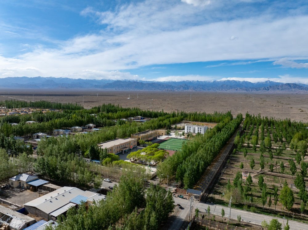 這是4月23日在新疆克州阿圖什市哈拉峻鄉(xiāng)拍攝的謝依特小學(xué)（無人機(jī)照片）。