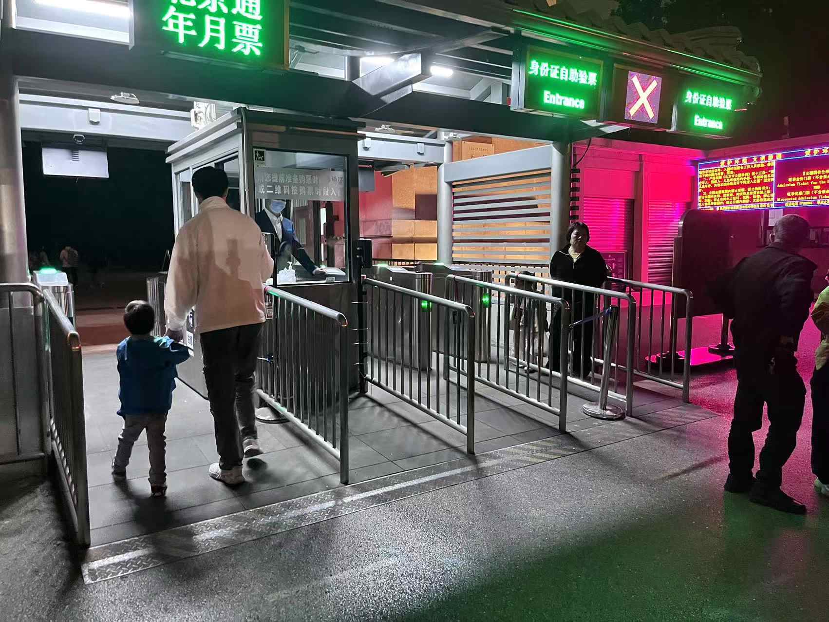 北京天壇公園延長(zhǎng)開放時(shí)間，游客進(jìn)入游覽。人民網(wǎng)記者 李楠樺攝