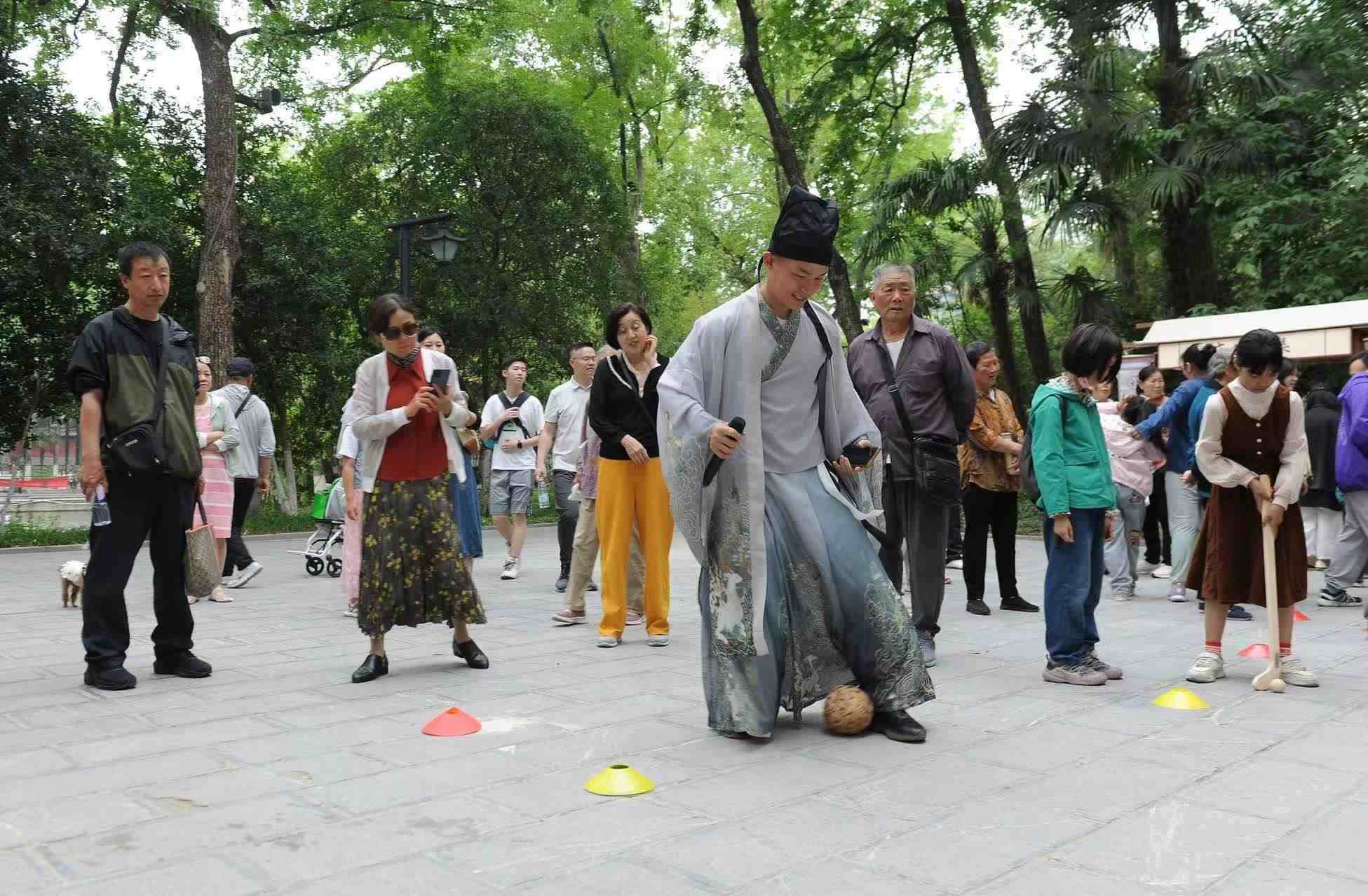 2025年5月3日，安徽省合肥市包公園景區(qū)，游客正在參與“蹴鞠”體育活動(dòng)。（圖片來(lái)源：視覺(jué)中國(guó)）