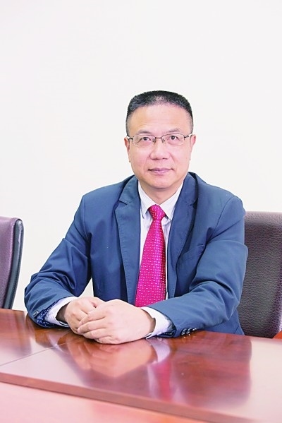 徐飛 教授、博士生導(dǎo)師。歷任上海交通大學(xué)副校長、西南交通大學(xué)校長、上海財(cái)經(jīng)大學(xué)常務(wù)副校長，現(xiàn)任福耀科技大學(xué)常務(wù)副校長。國務(wù)院政府特殊津貼專家。先后兼任中國鐵道學(xué)會(huì)副理事長，中國管理學(xué)會(huì)組織與戰(zhàn)略專業(yè)委員會(huì)副主任，教育部高等學(xué)校創(chuàng)新創(chuàng)業(yè)教育指導(dǎo)委員會(huì)副主任，中國高等教育學(xué)會(huì)創(chuàng)新創(chuàng)業(yè)教育分會(huì)理事長，中國高質(zhì)量MBA教育認(rèn)證（CAMEA）工作委員會(huì)副主任，中國職業(yè)技術(shù)教育學(xué)會(huì)副會(huì)長等。主要研究領(lǐng)域?yàn)閼?zhàn)略管理、競爭戰(zhàn)略與博弈論、創(chuàng)新創(chuàng)業(yè)、跨文化戰(zhàn)略領(lǐng)導(dǎo)力等。出版著作20余部。