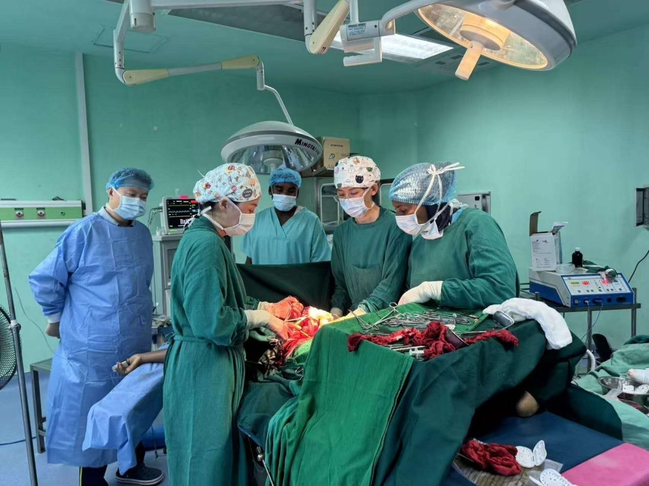 中國醫(yī)療隊專家與當?shù)蒯t(yī)生協(xié)同手術(shù)。中國援桑醫(yī)療隊供圖
