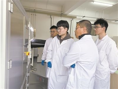 圖為安工大材料科學(xué)與工程學(xué)院碩士研究生余威（右一）在實(shí)驗(yàn)室開展研究。安工大供圖