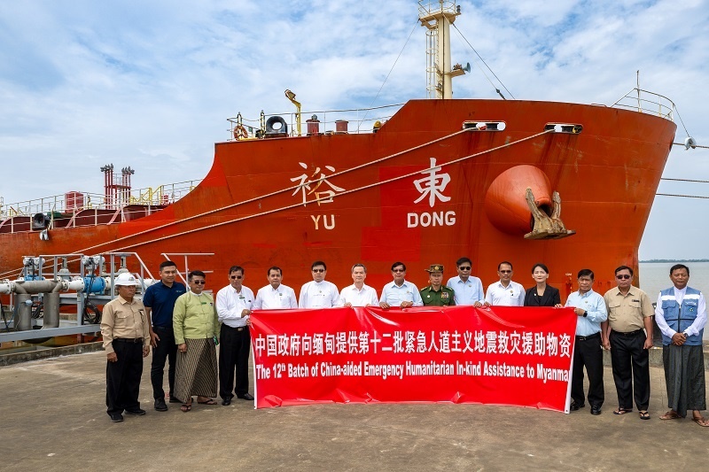 中國駐緬大使館歐陽道冰參贊、仰光省首席部長梭登及緬有關(guān)部門官員出席交接儀式。人民網(wǎng)記者 謝佳君攝