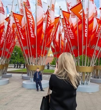 當(dāng)?shù)貢r間5月7日下午，莫斯科紅場外，紀(jì)念蘇聯(lián)偉大衛(wèi)國戰(zhàn)爭勝利80周年慶典旗幟飄揚(yáng)。