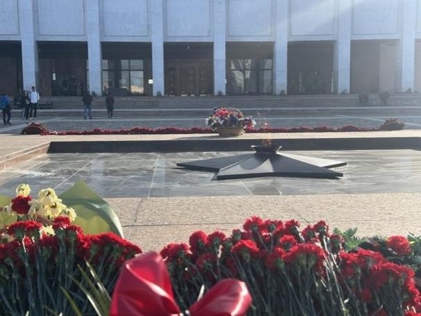 當(dāng)?shù)貢r間5月6日下午，莫斯科勝利廣場上的長明火兩旁放滿鮮花。