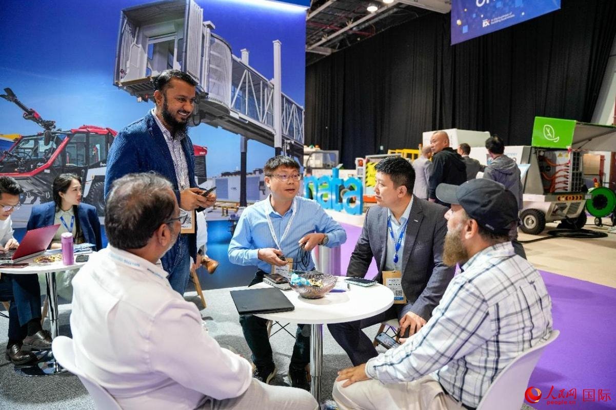 中外商家在交流。人民網(wǎng)塔里克·易卜拉欣攝