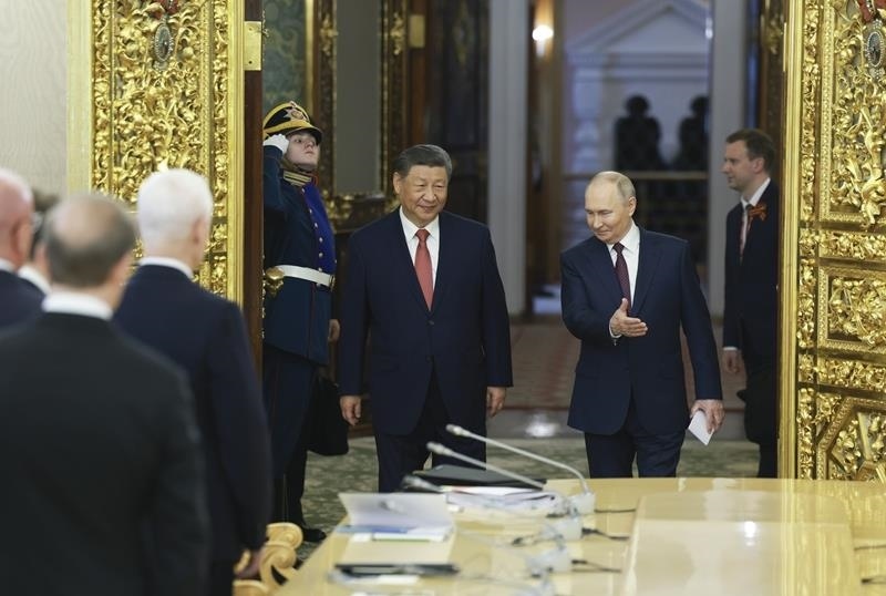 △當(dāng)?shù)貢r(shí)間5月8日，俄羅斯總統(tǒng)普京同習(xí)近平主席在莫斯科克里姆林宮舉行會(huì)談。這是兩國(guó)元首步入會(huì)場(chǎng)。