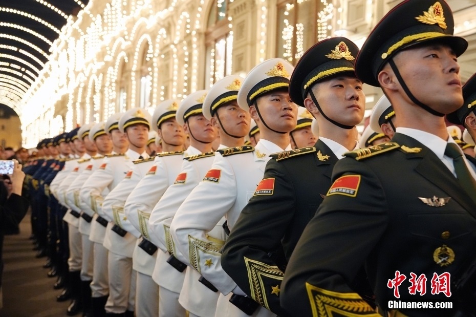 當(dāng)?shù)貢r(shí)間5月3日晚，俄羅斯首都莫斯科，俄羅斯紀(jì)念衛(wèi)國戰(zhàn)爭(zhēng)勝利80周年閱兵式第二次彩排，中國人民解放軍儀仗司禮大隊(duì)震撼亮相，受到華僑華人、留學(xué)生和當(dāng)?shù)孛癖姛崃覛g迎。中新社記者 田冰 攝