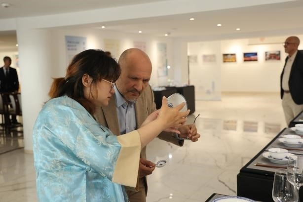 摩洛哥民眾在觀察中國(guó)瓷器。拉巴特中國(guó)文化中心供圖