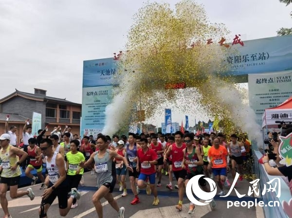 全民健身跑參賽選手沖出起點。人民網(wǎng)記者 楊磊攝