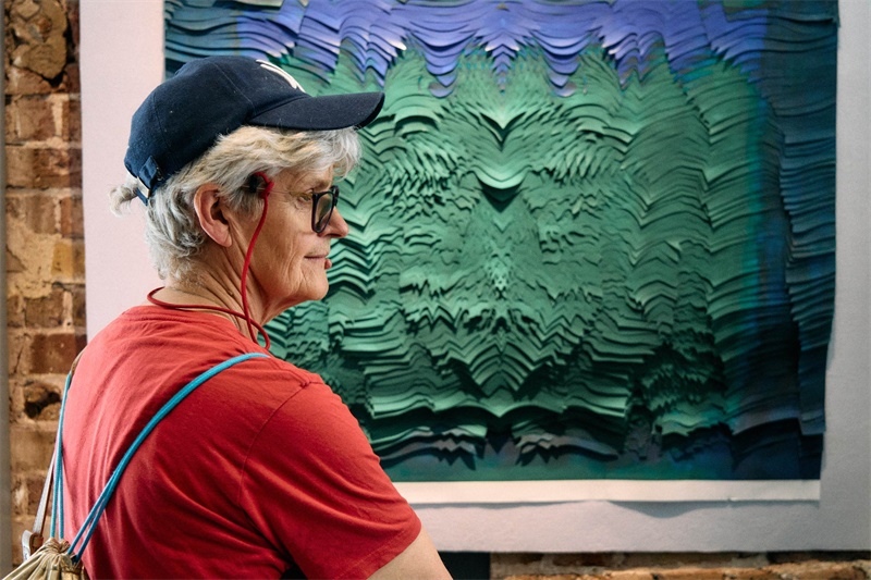 英國嘉賓在倫敦手工周中國館展出作品前駐足。楊浩鵬攝