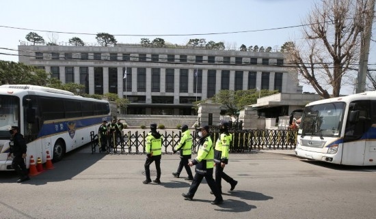 4月3日，在韓國(guó)首爾，警察在韓國(guó)憲法法院前執(zhí)勤。新華社記者姚琪琳攝