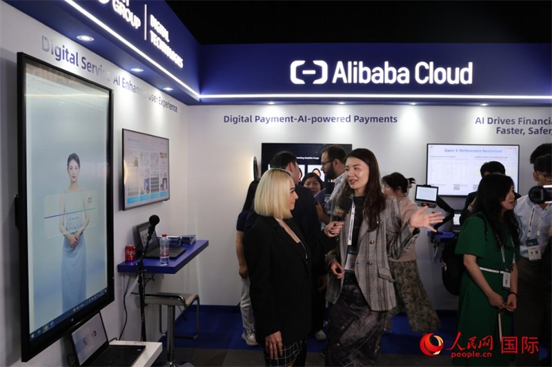 當?shù)孛襟w在2025迪拜金融科技峰會的一家中資企業(yè)展廳采訪，張志文攝