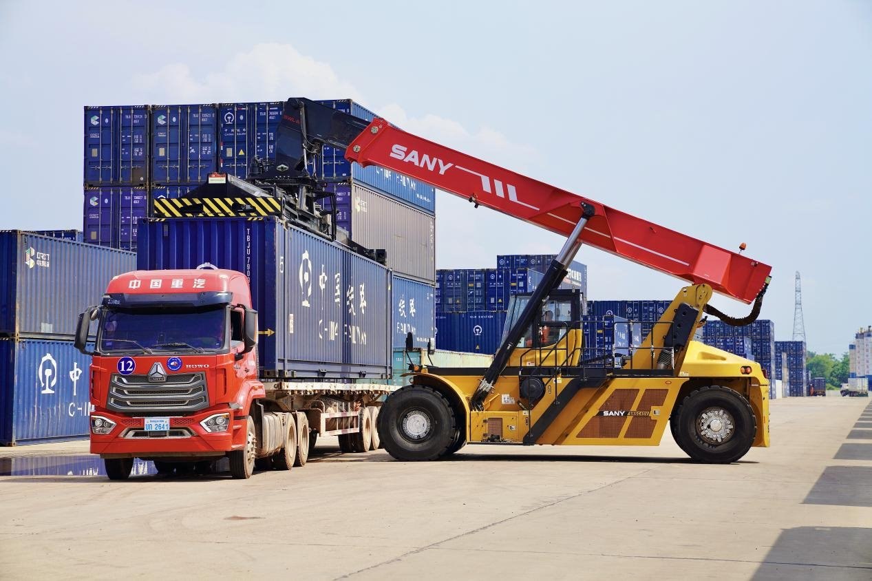 在中老鐵路萬(wàn)象南鐵路貨運(yùn)口岸站，起重機(jī)正在吊裝集裝箱。劉瑩嘉攝