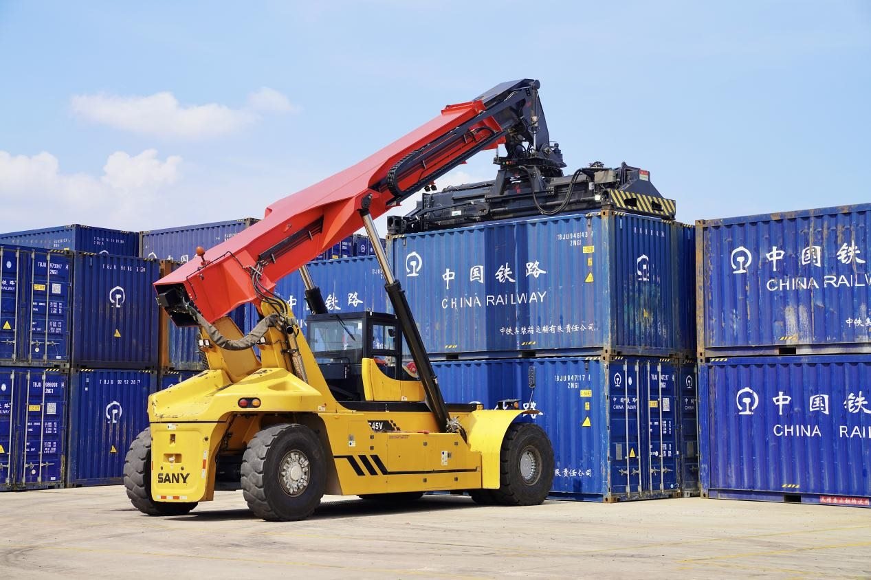 在中老鐵路萬(wàn)象南鐵路貨運(yùn)口岸站，起重機(jī)正在吊裝集裝箱。劉瑩嘉攝