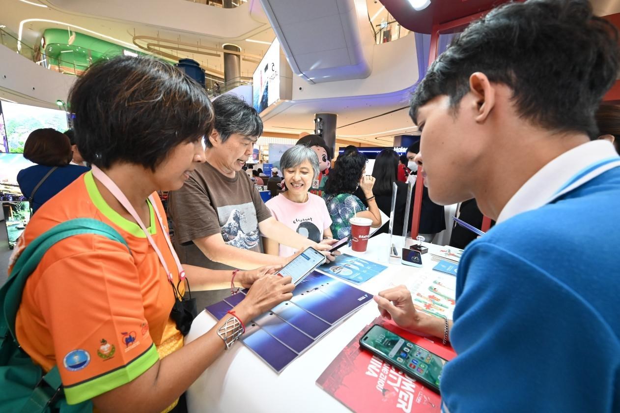 游客在航空公司展臺(tái)前了解機(jī)票優(yōu)惠活動(dòng)。主辦方供圖