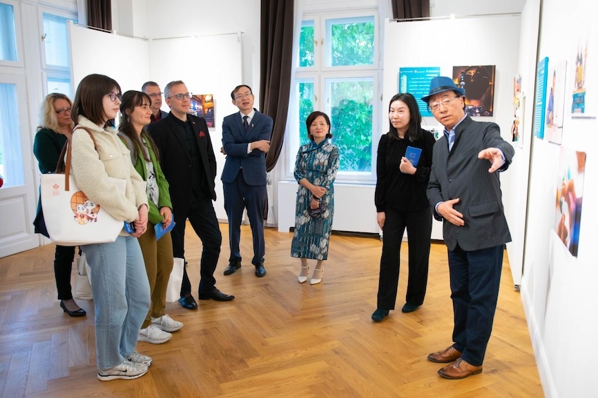 藝術家李守白現(xiàn)場導覽。圖片由布達佩斯中國文化中心供圖