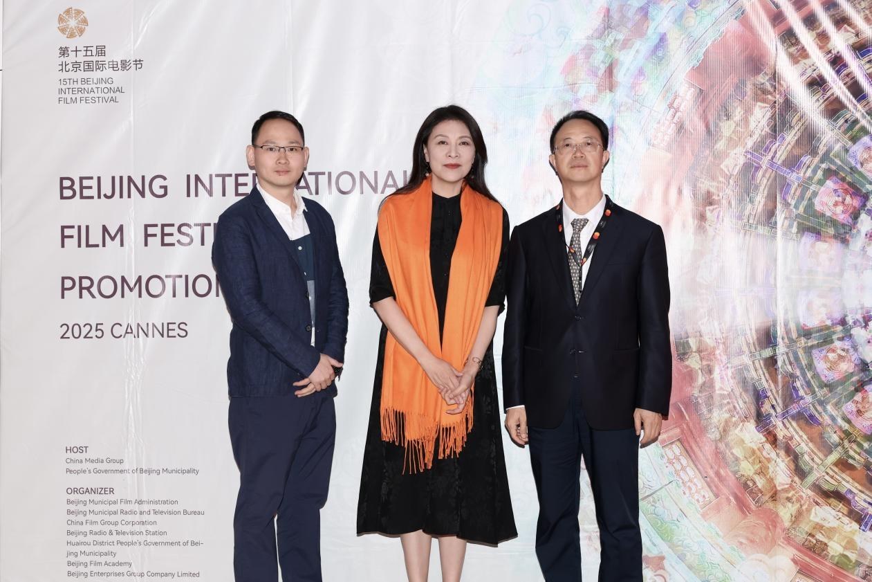 余俊生（右一）與《走走停停》導(dǎo)演龍飛（左一）、演員岳紅（左二）合影。主辦方供圖