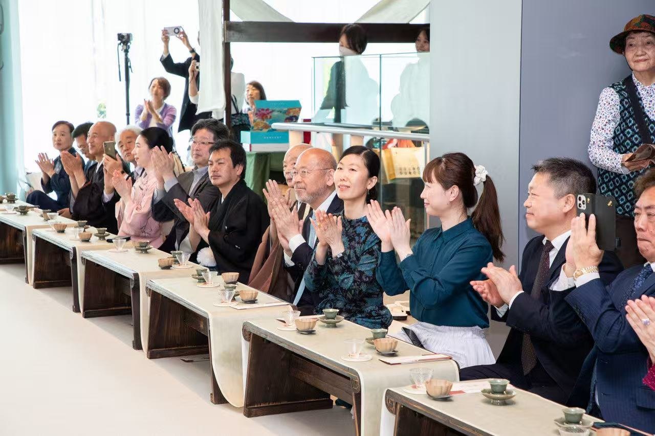 中日兩國文旅界、各茶道流派嘉賓出席開幕式。中國駐大阪旅游辦事處供圖