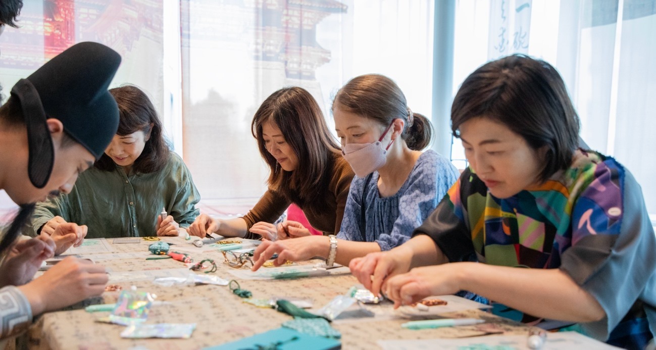 客人體驗(yàn)制作綠松石銅牌。中國駐大阪旅游辦事處供圖