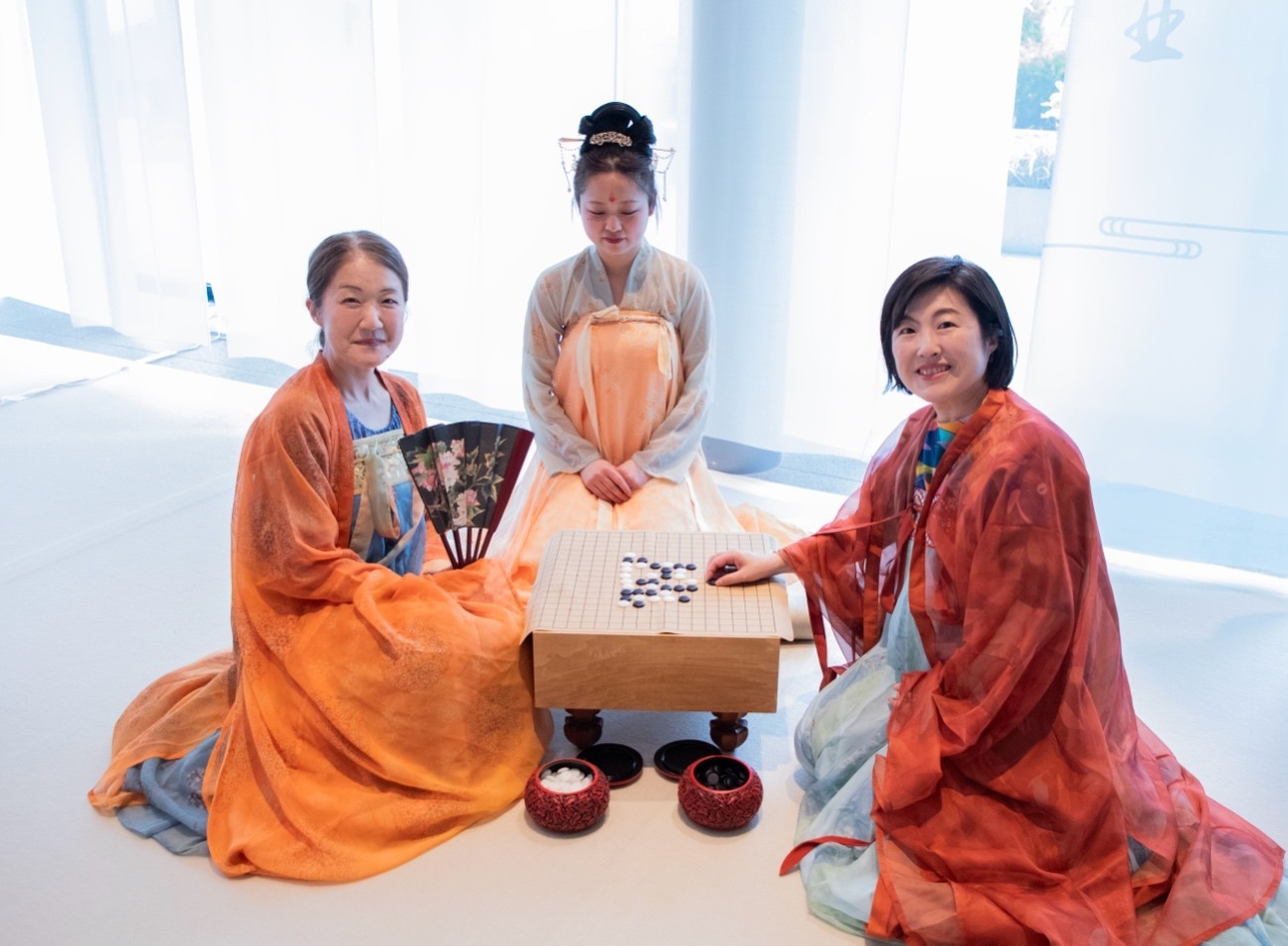 日本客人體驗(yàn)漢服。中國駐大阪旅游辦事處供圖