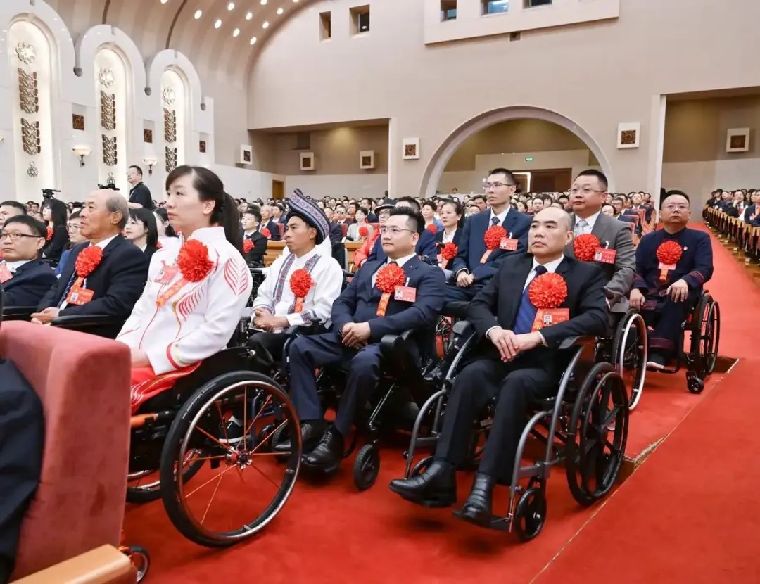 2025年5月16日，第七次全國(guó)自強(qiáng)模范暨助殘先進(jìn)表彰大會(huì)在北京召開。大會(huì)表彰了200名“全國(guó)自強(qiáng)模范”、200個(gè)“全國(guó)殘疾人工作先進(jìn)集體”和60名“全國(guó)殘疾人工作先進(jìn)個(gè)人”。